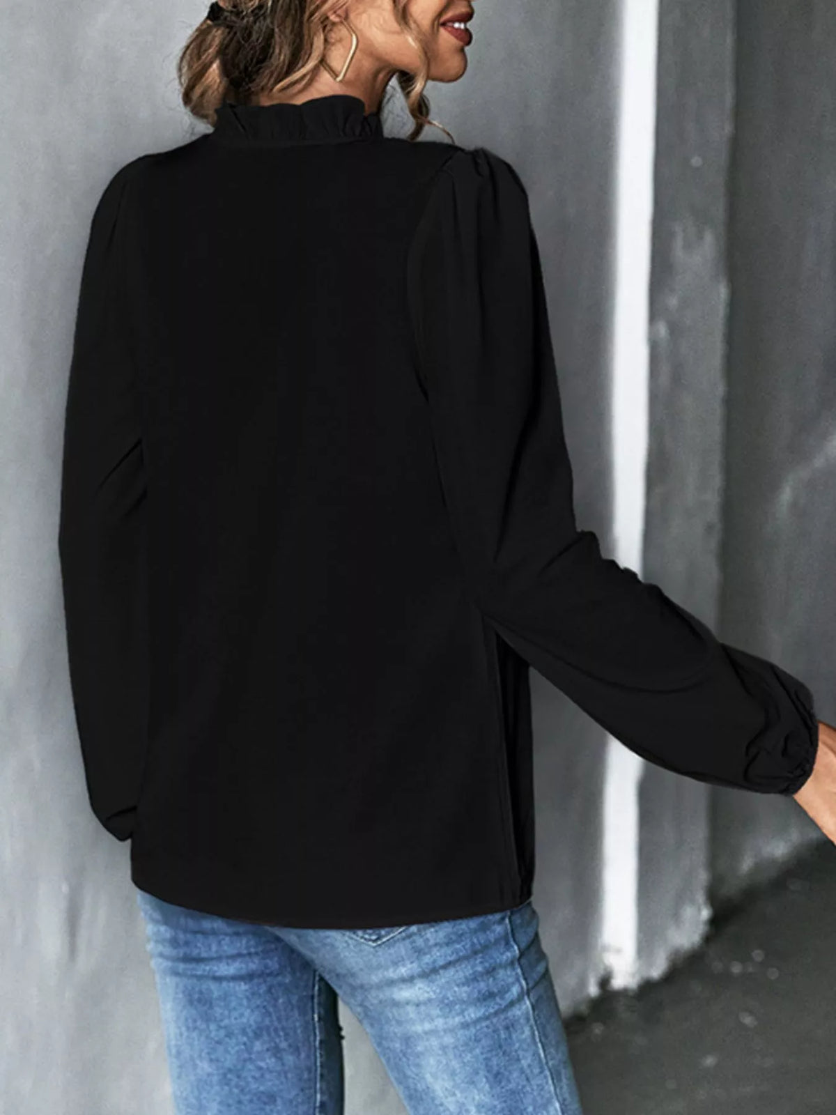 V-ringad blus med volang – bild 5