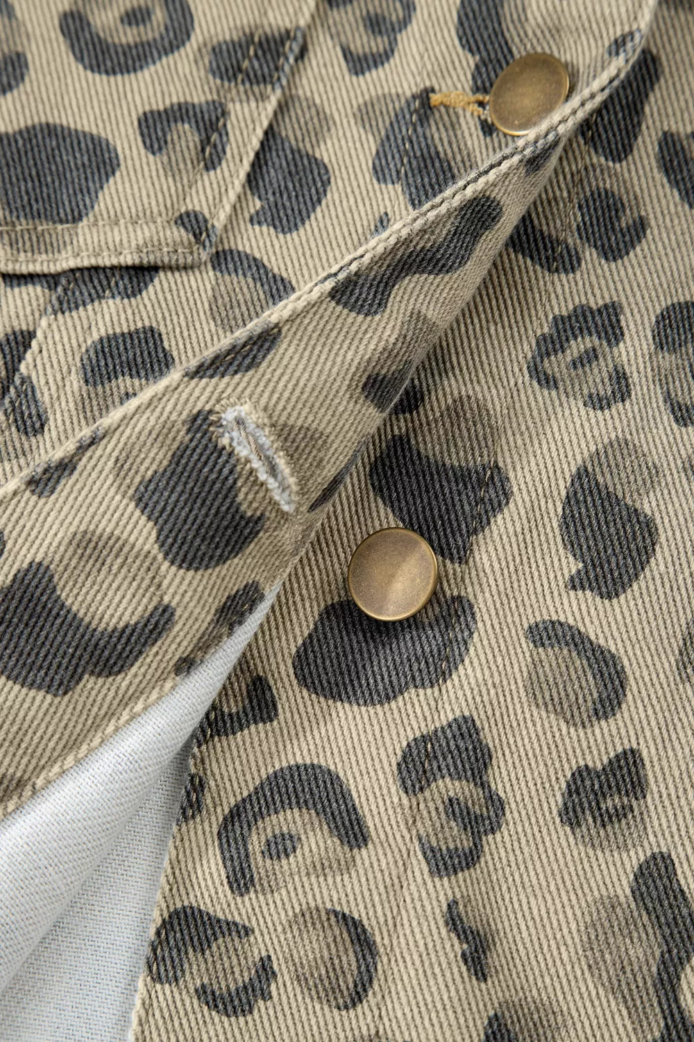Leopardmönstrad jacka i denim – bild 9