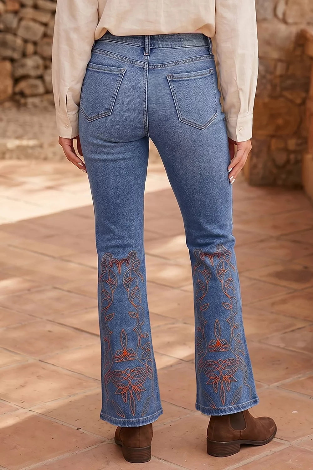 Broderade utsvängda jeans – bild 3