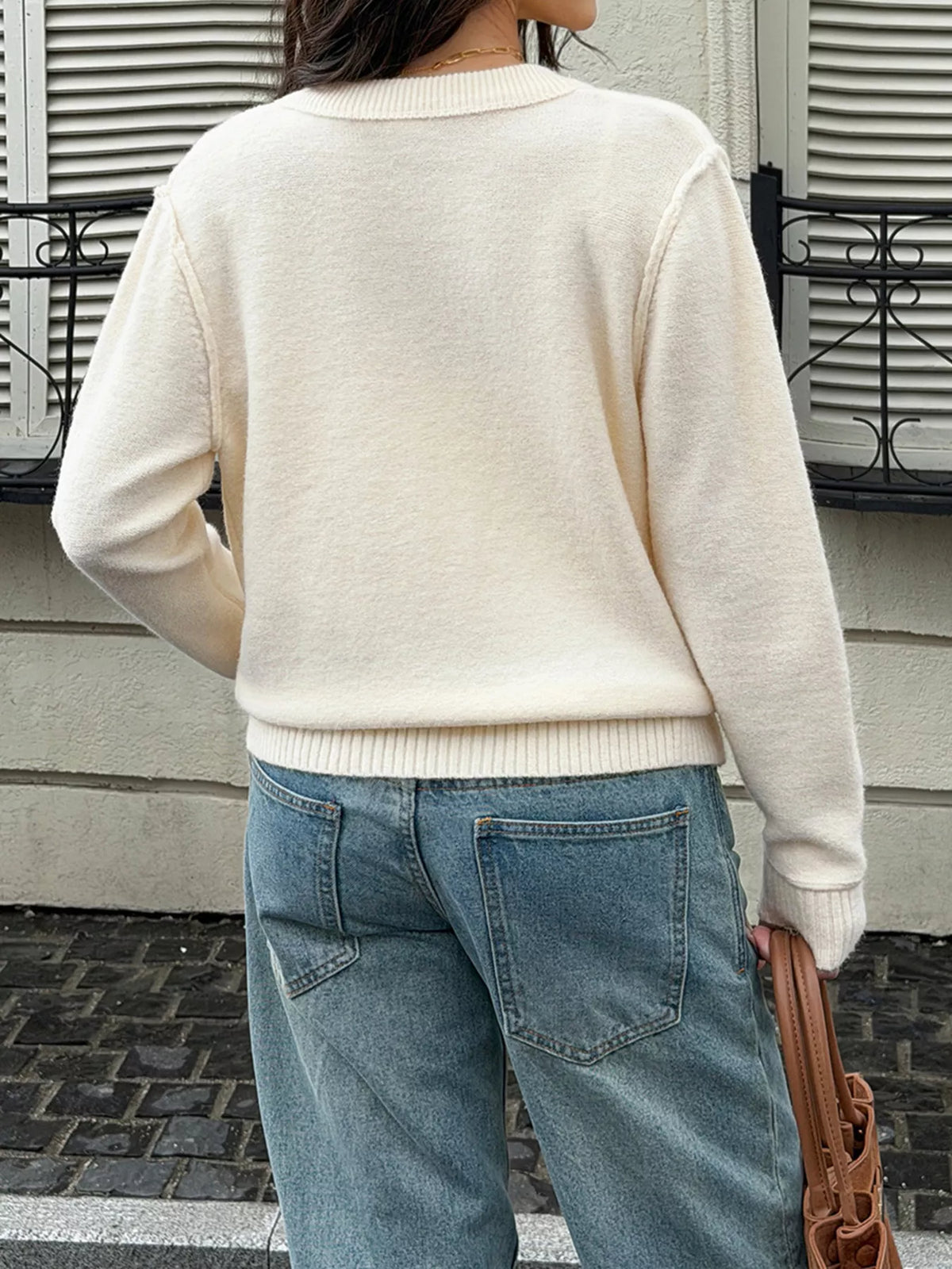 Stickad cardigan med knappstängning – bild 5