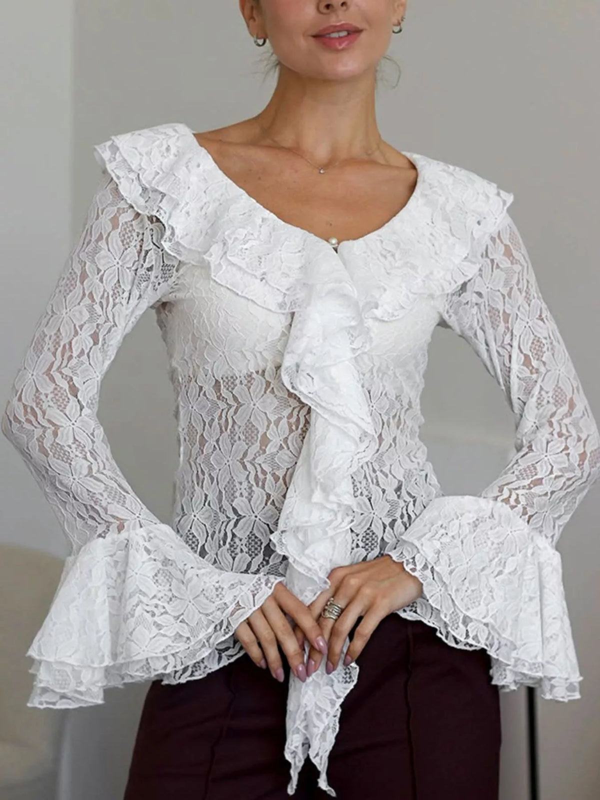V-ringad blus i spets – bild 2