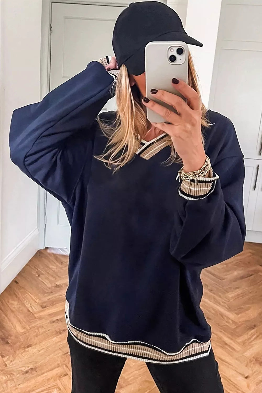 Randig v-ringad sweatshirt med kontrastsöm – bild 4