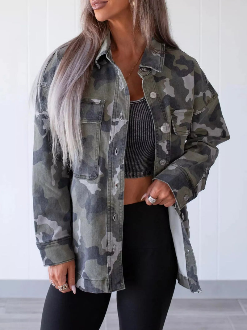Kamouflagemönstrad oversize jacka i denim