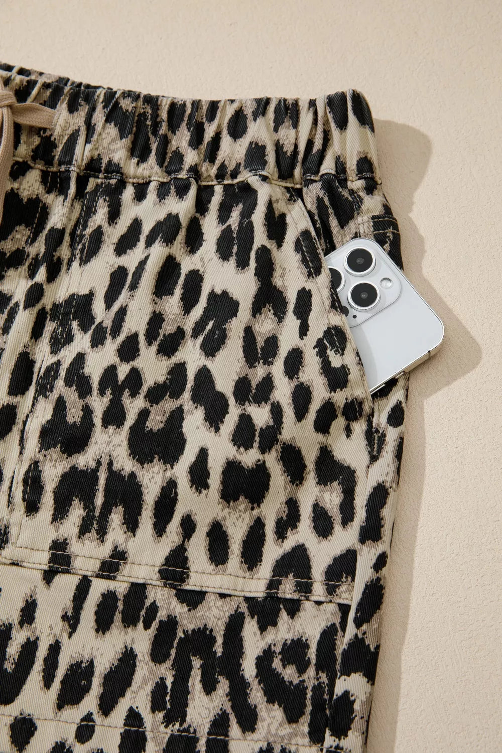 Leopardmönstrade shorts i denim med medelhög midja – bild 6