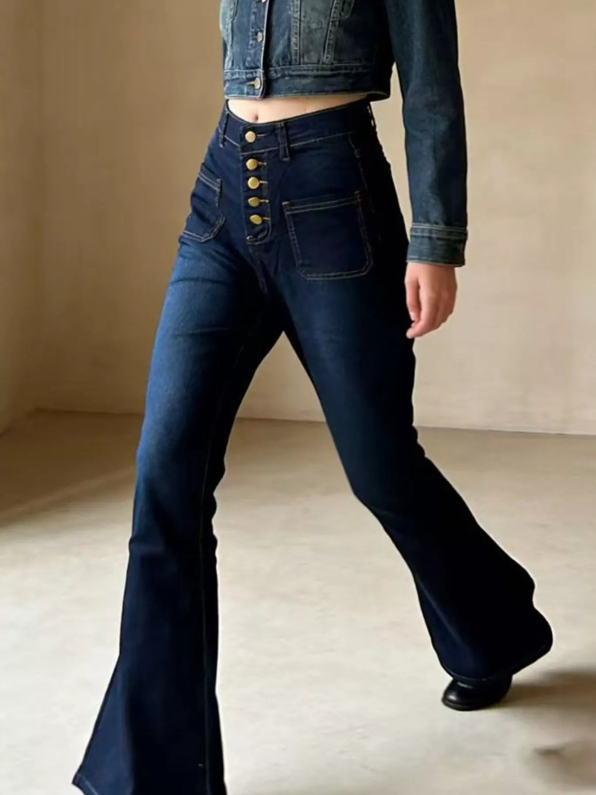 Utsvängda jeans med knappgylf – bild 13