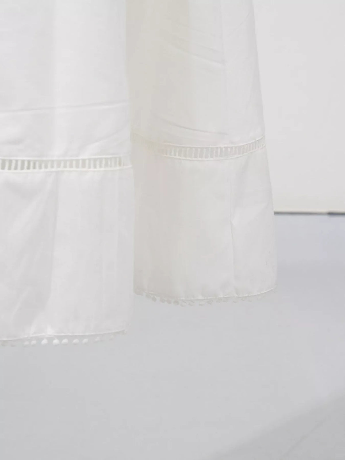 Broderad midiklänning i broderi anglaise – bild 14