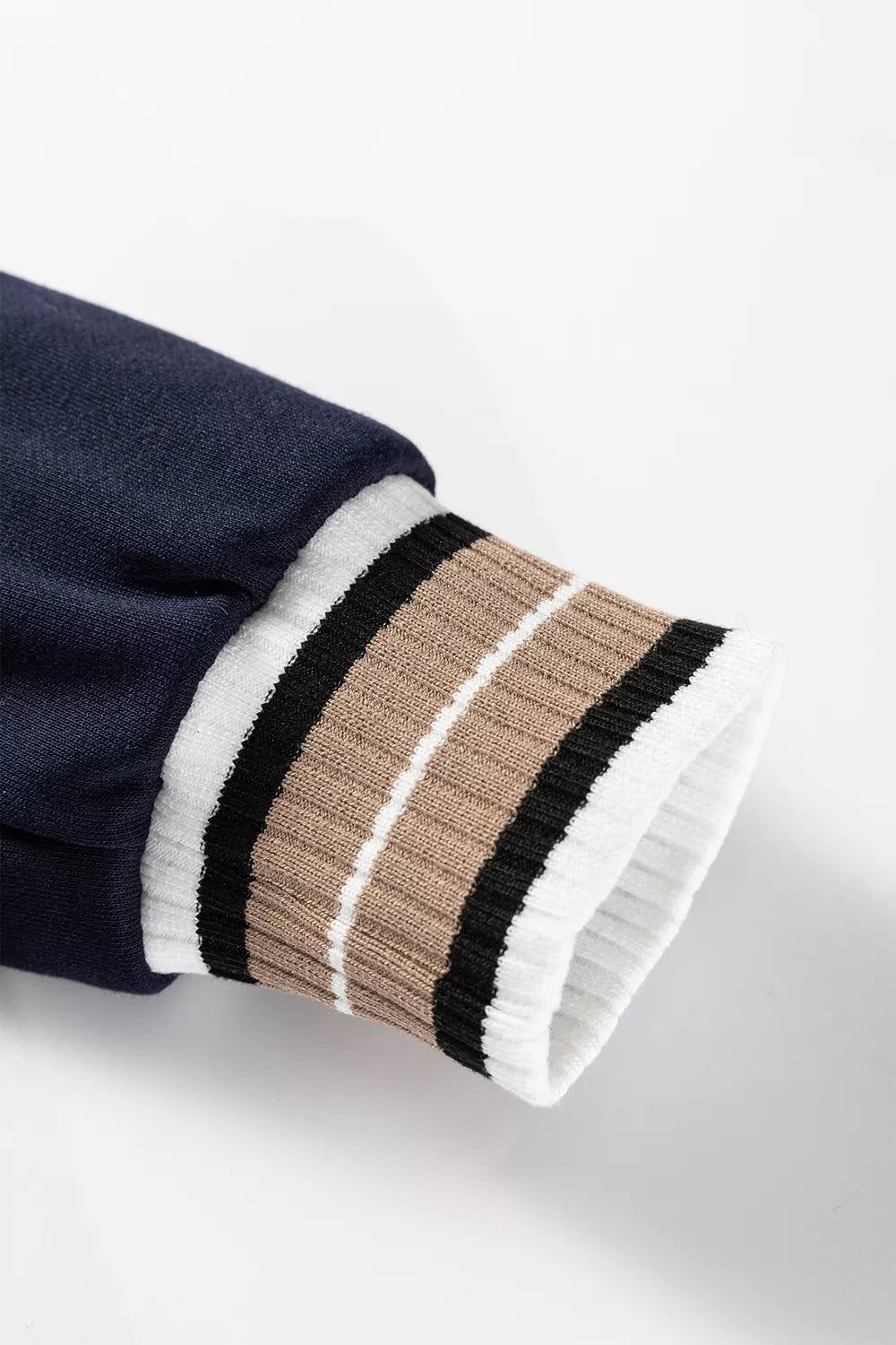 Randig v-ringad sweatshirt med kontrastsöm – bild 10