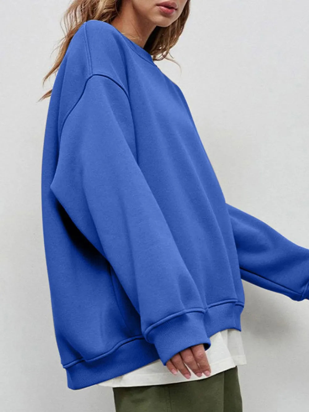 Sweatshirt med rund halsringning och sänkt axel – bild 12