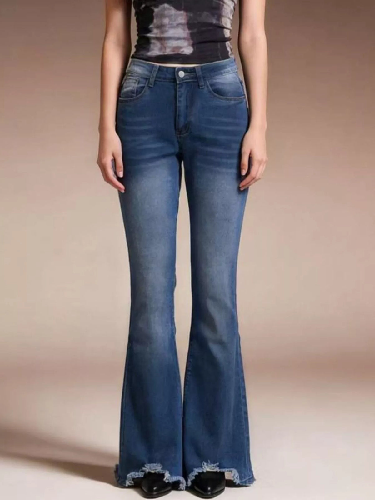 Utsvängda jeans med hög midja och knappstängning