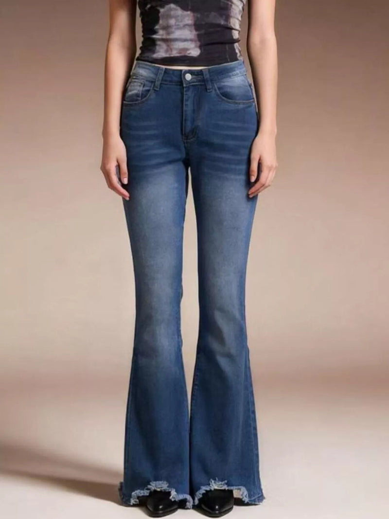 Utsvängda jeans med hög midja och knappstängning