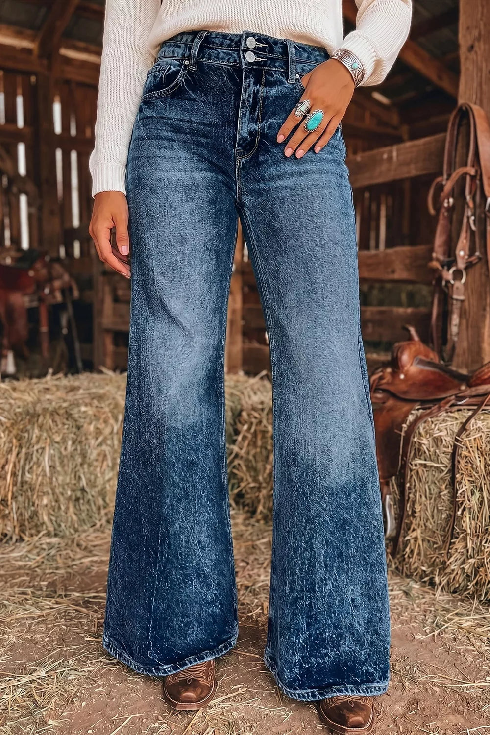 Utsvängda acidtvättade jeans med knappstängning