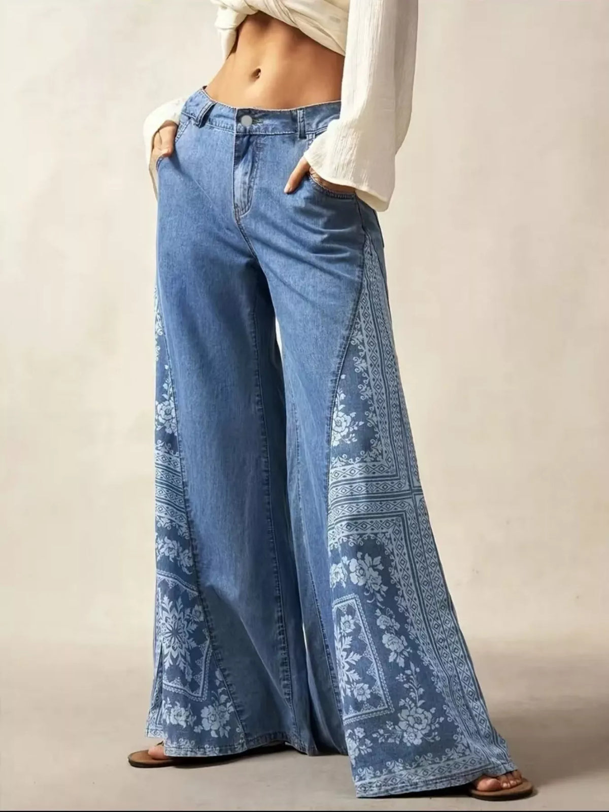 Blommiga utsvängda jeans med fickor – bild 2