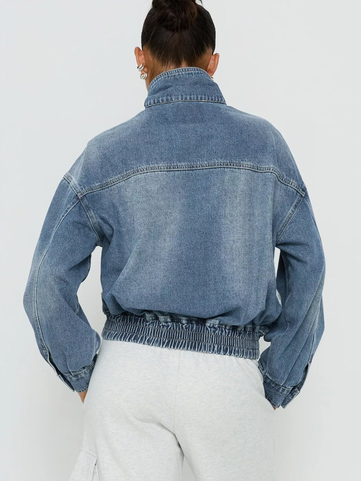 Jacka i denim med ståkrage – bild 4