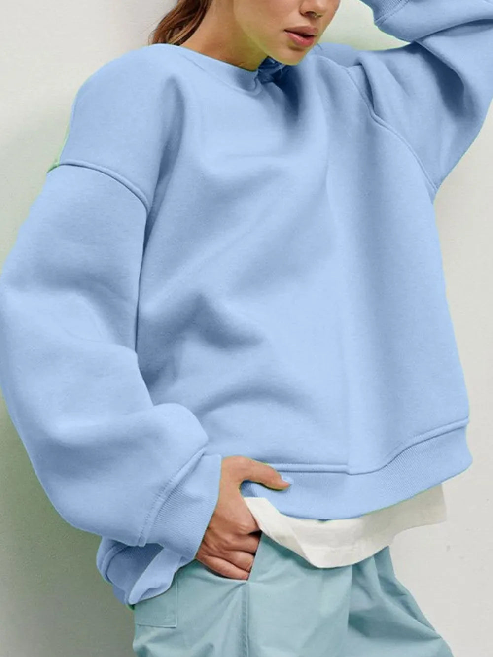 Sweatshirt med rund halsringning och sänkt axel – bild 13
