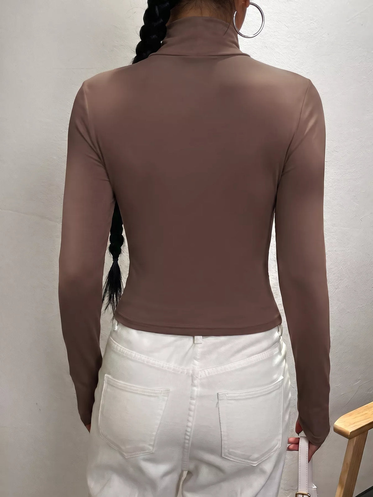 Slimmad långärmad t-shirt med hög halsringning i polyester – bild 5