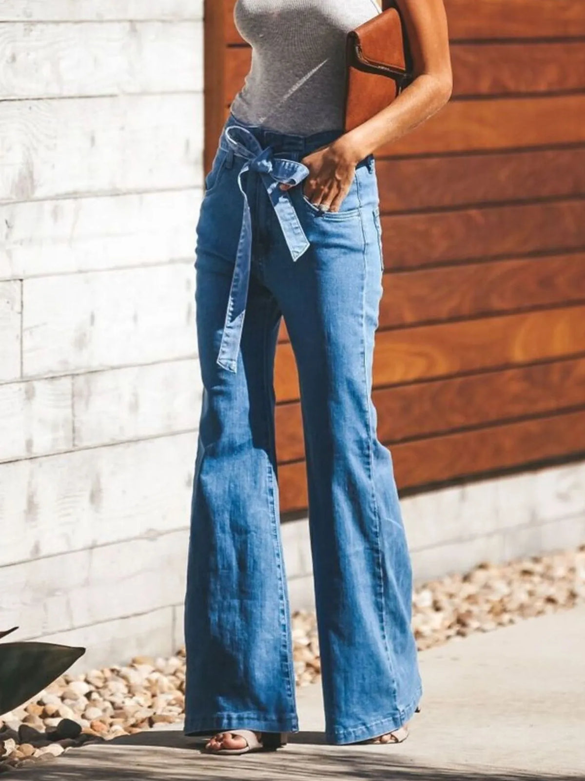 Utsvängda jeans med hög midja och knytning fram – bild 3