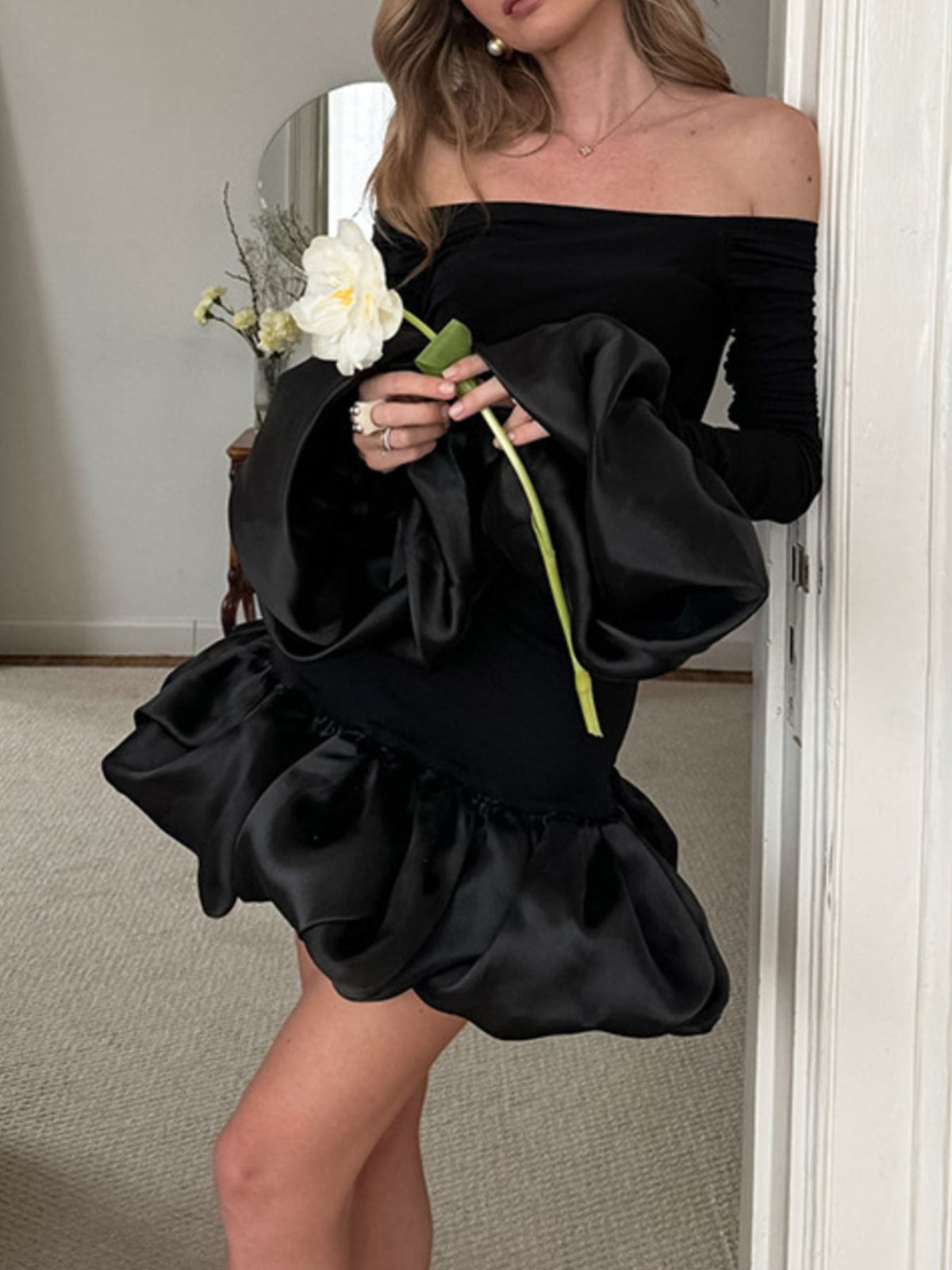 Offshoulder miniklänning med volang – bild 4