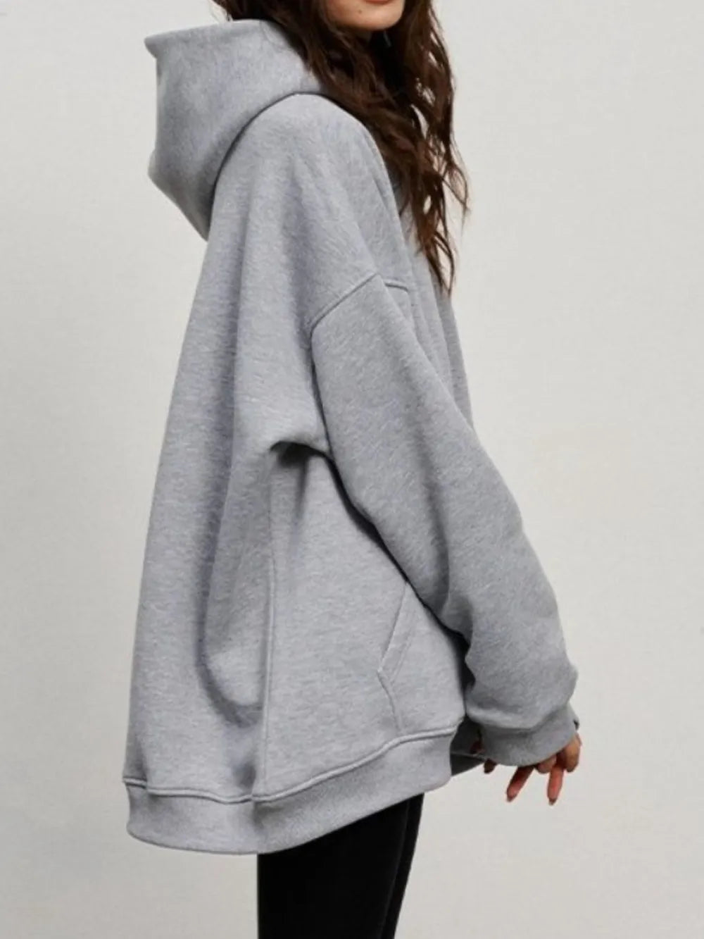 Långärmad hoodie med sänkt axel – bild 4
