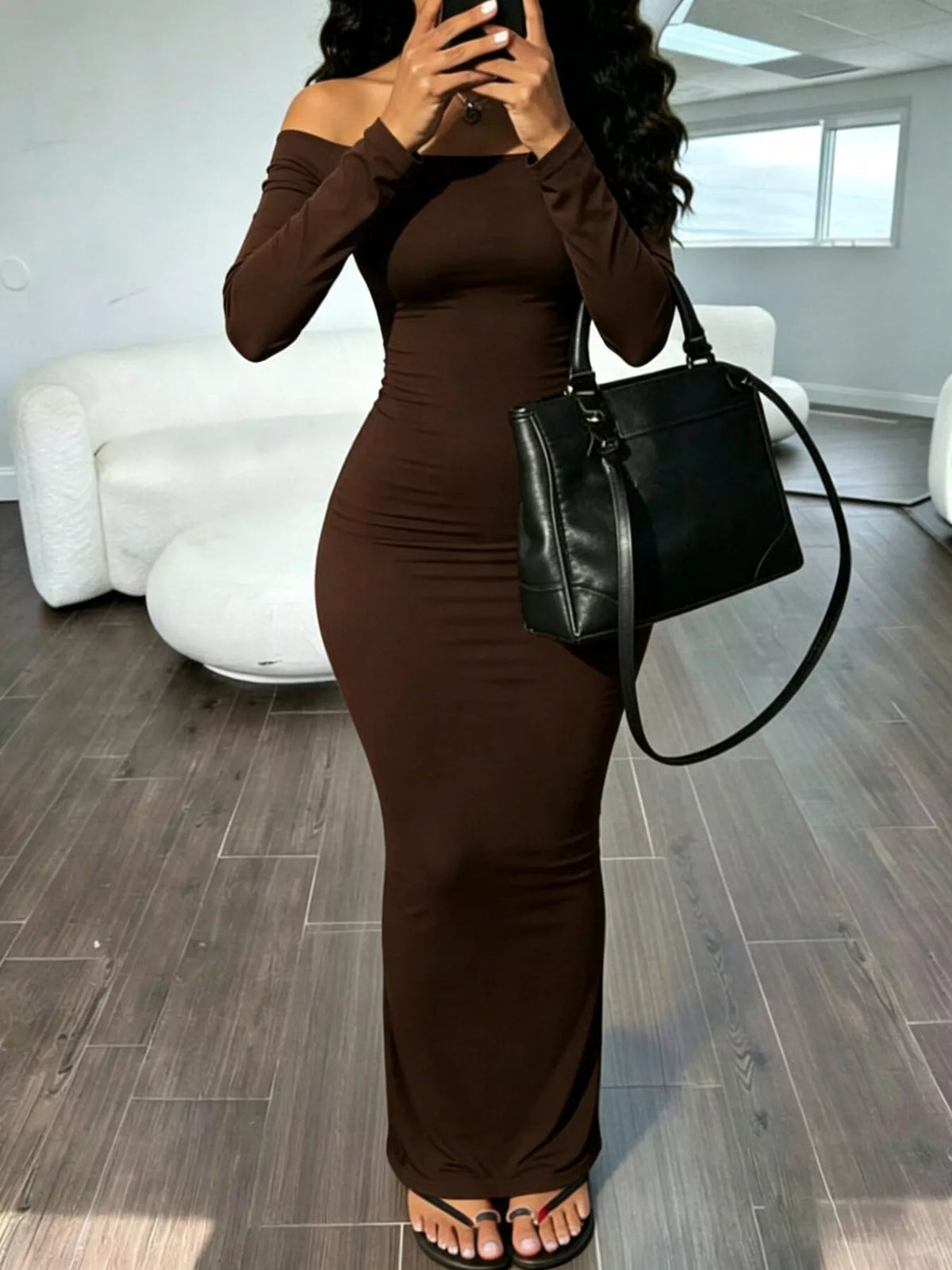 Figurnära offshoulder maxiklänning – bild 2
