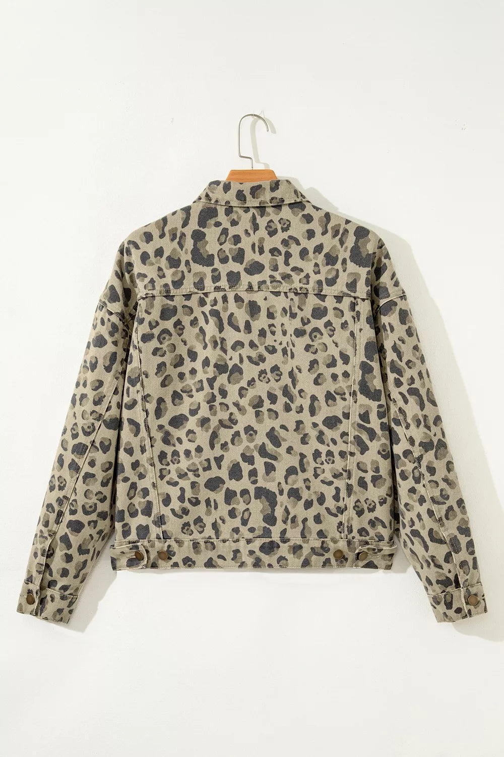 Leopardmönstrad jacka i denim – bild 4