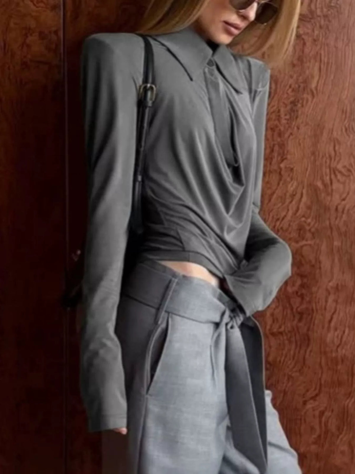 Asymmetrisk rynkad t-shirt med cut out-detalj i viskos – bild 5