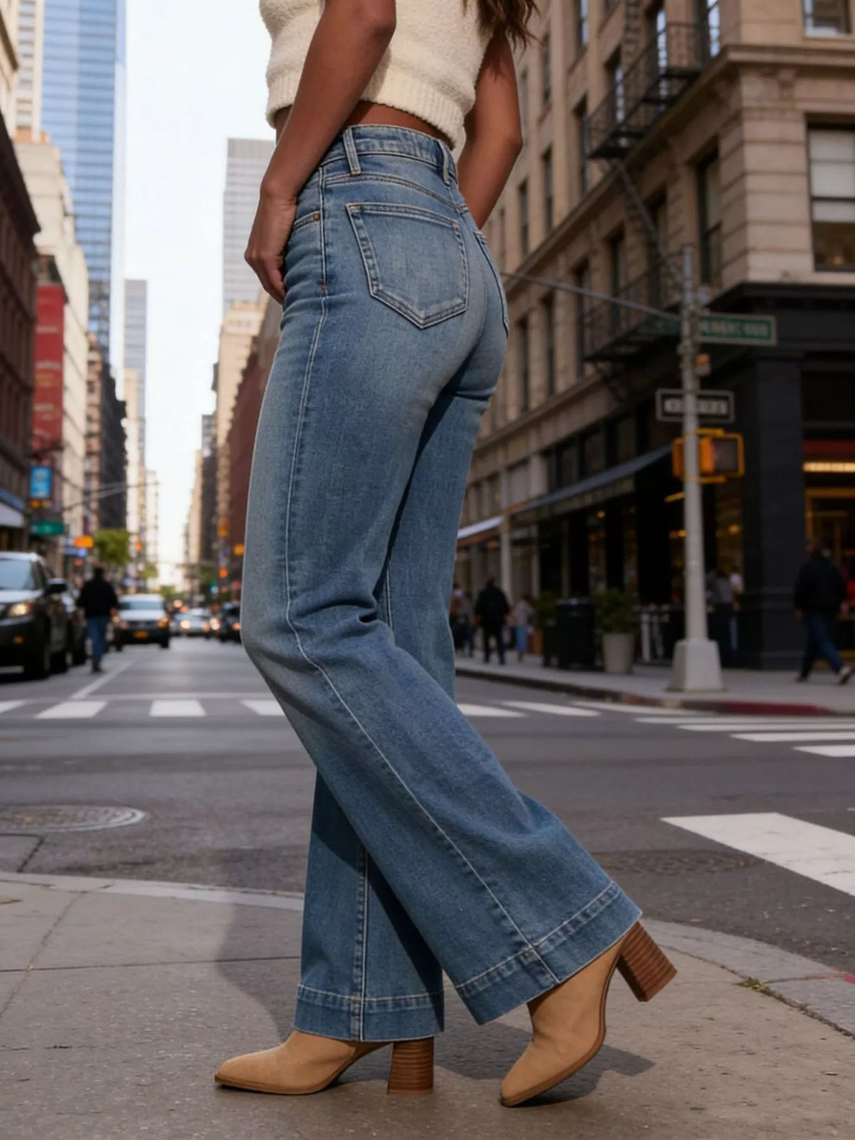Utsvängda jeans med pressveck – bild 5
