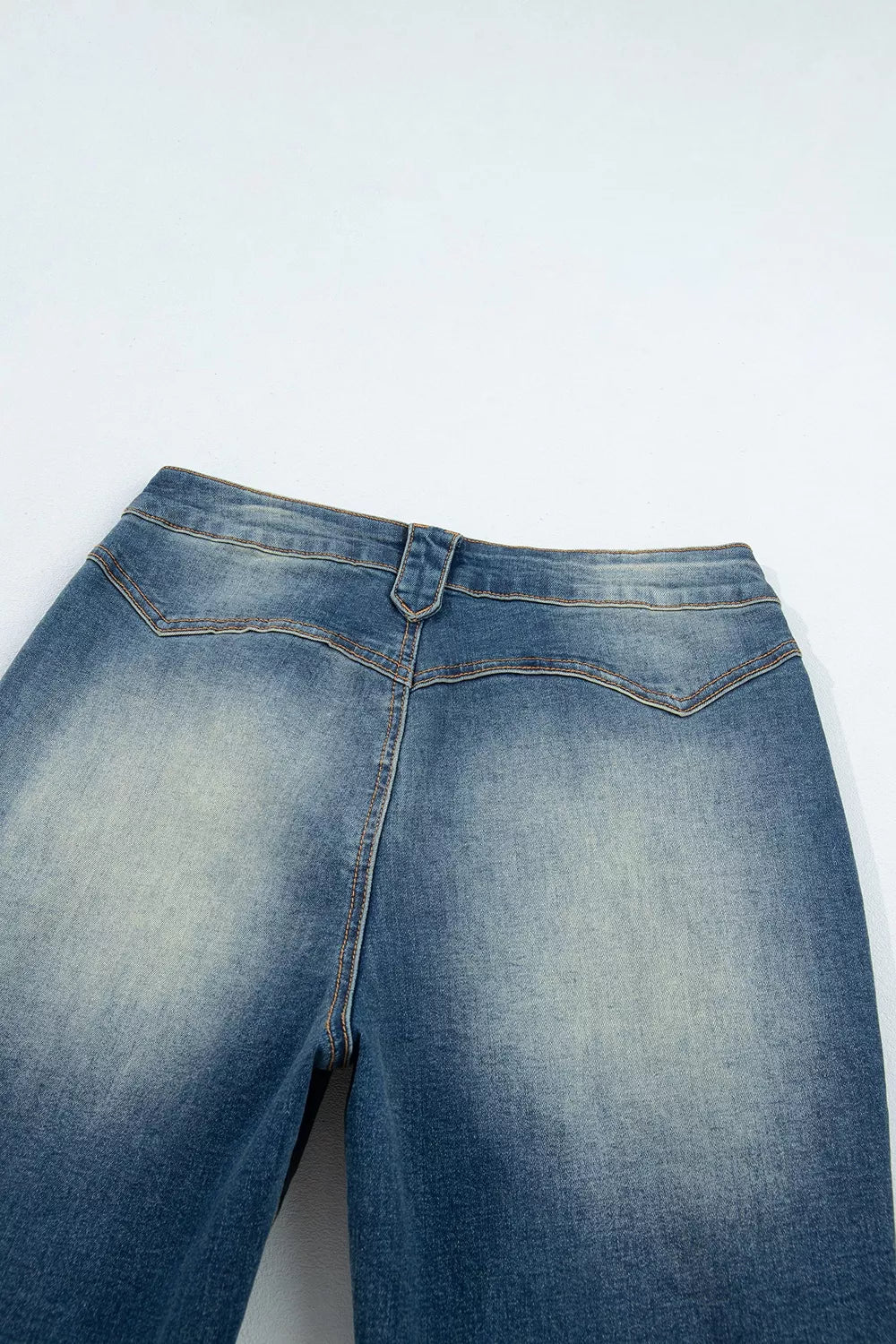 Utsvängda jeans med fickor – bild 9