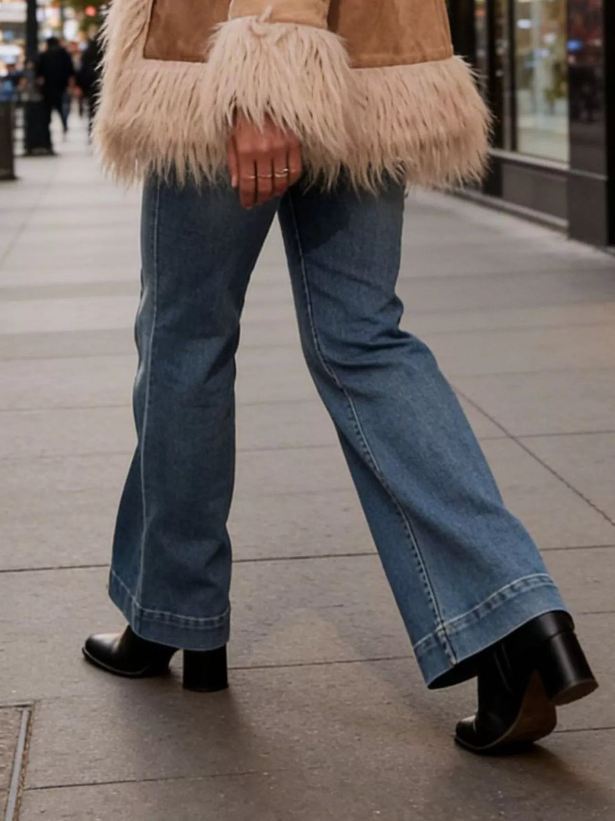 Utsvängda jeans med pressveck – bild 6