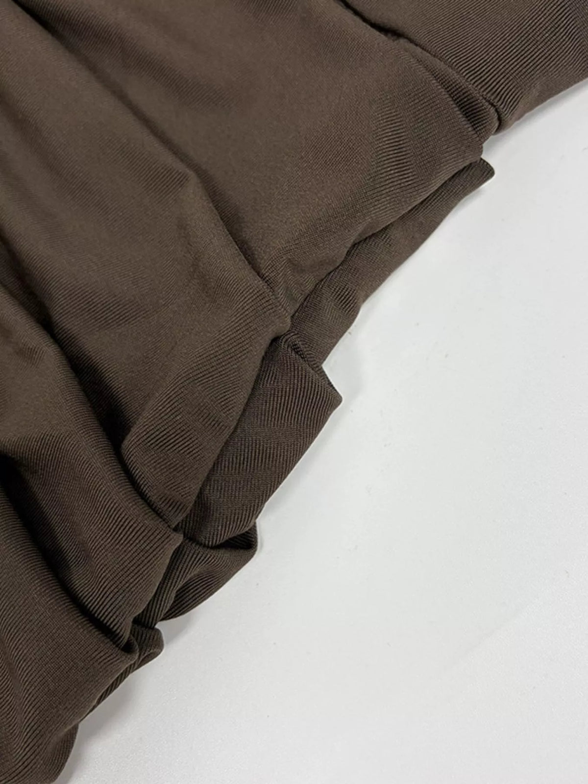 Figurnära rynkad miniklänning med hög halsringning i polyester – bild 3