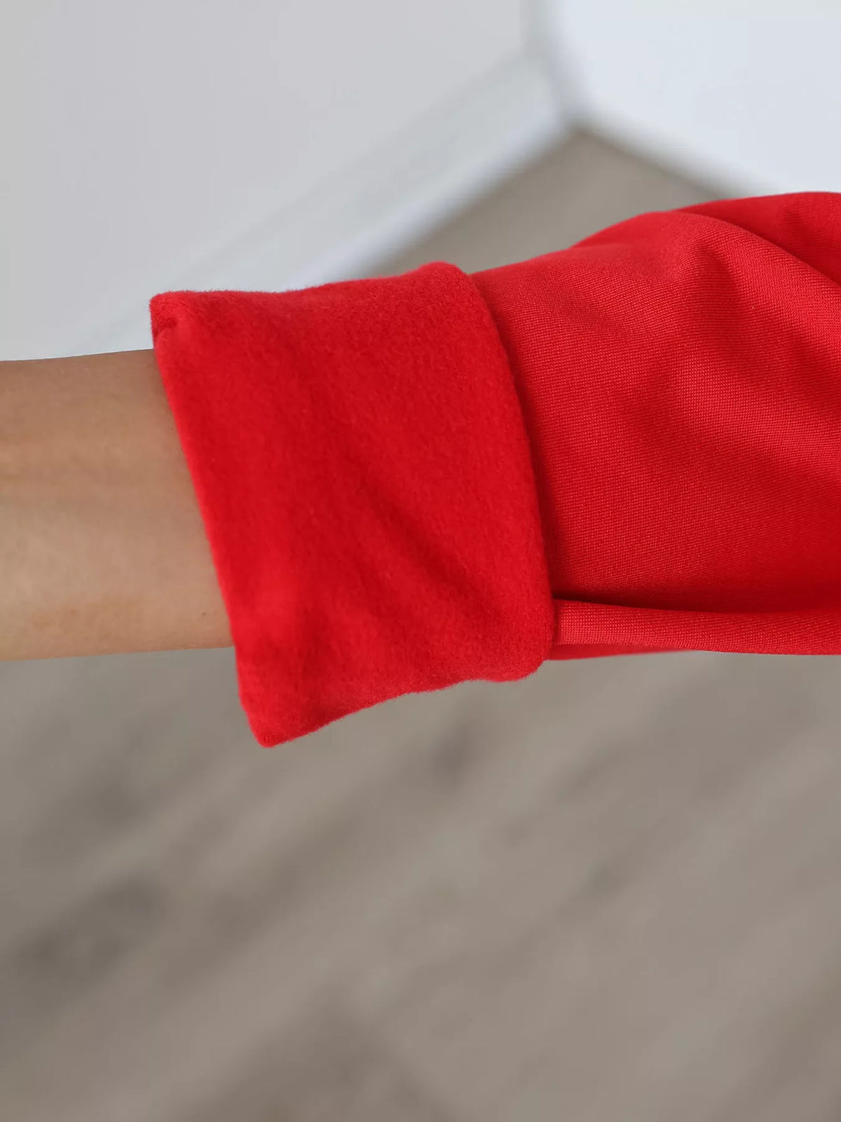 Figurnära rynkad offshoulder miniklänning i polyester – bild 8