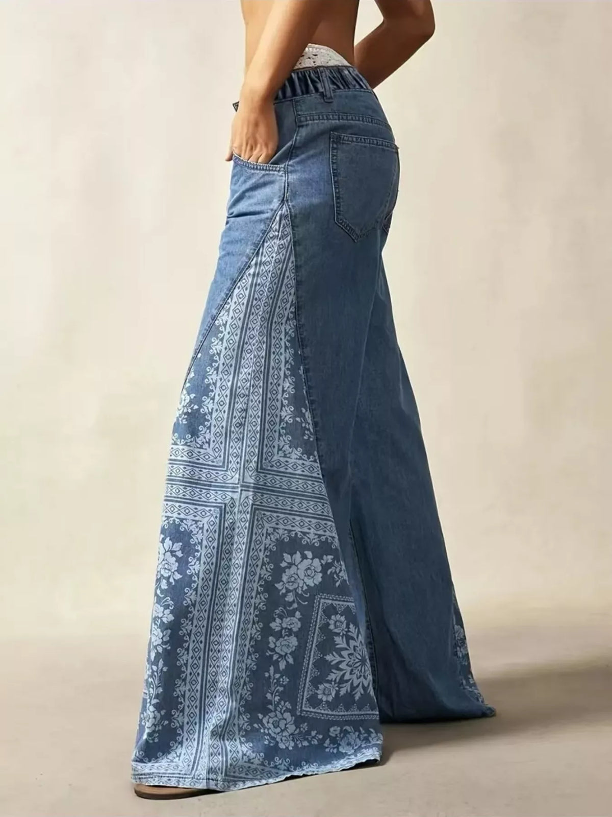 Blommiga utsvängda jeans med fickor – bild 3