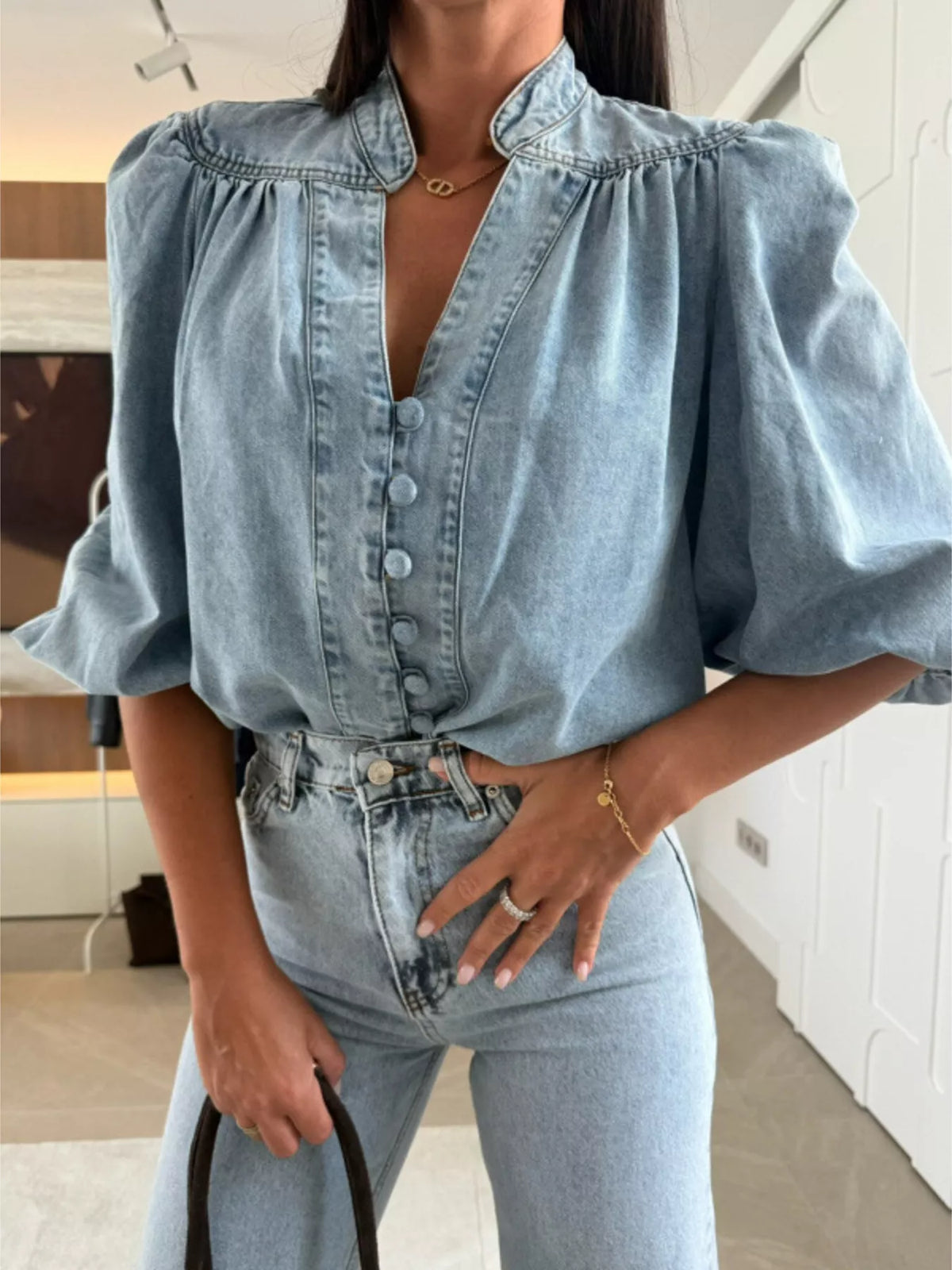 Denimblus med puffärm och knappstängning – bild 4