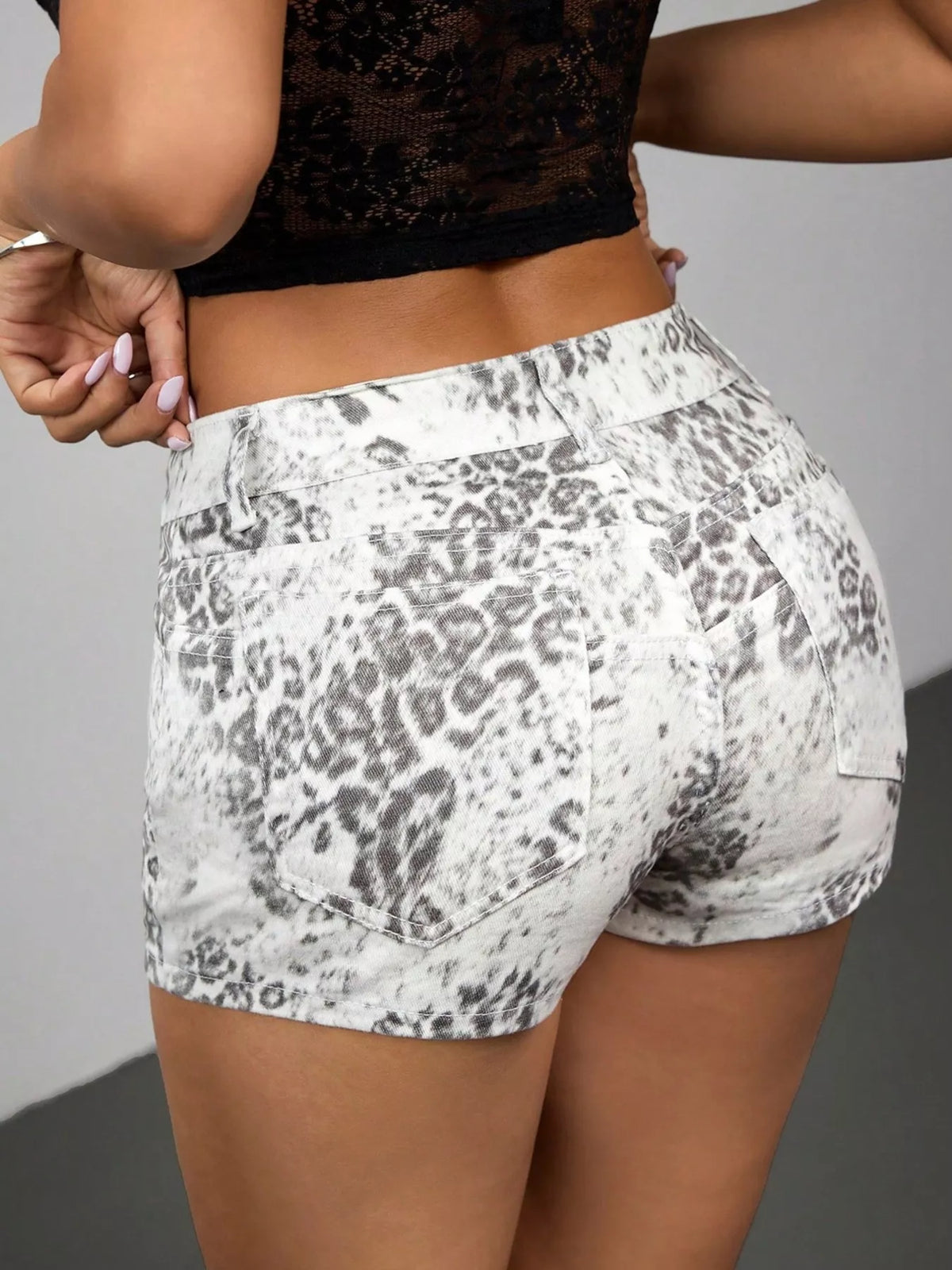 Leopardmönstrade shorts i denim – bild 4