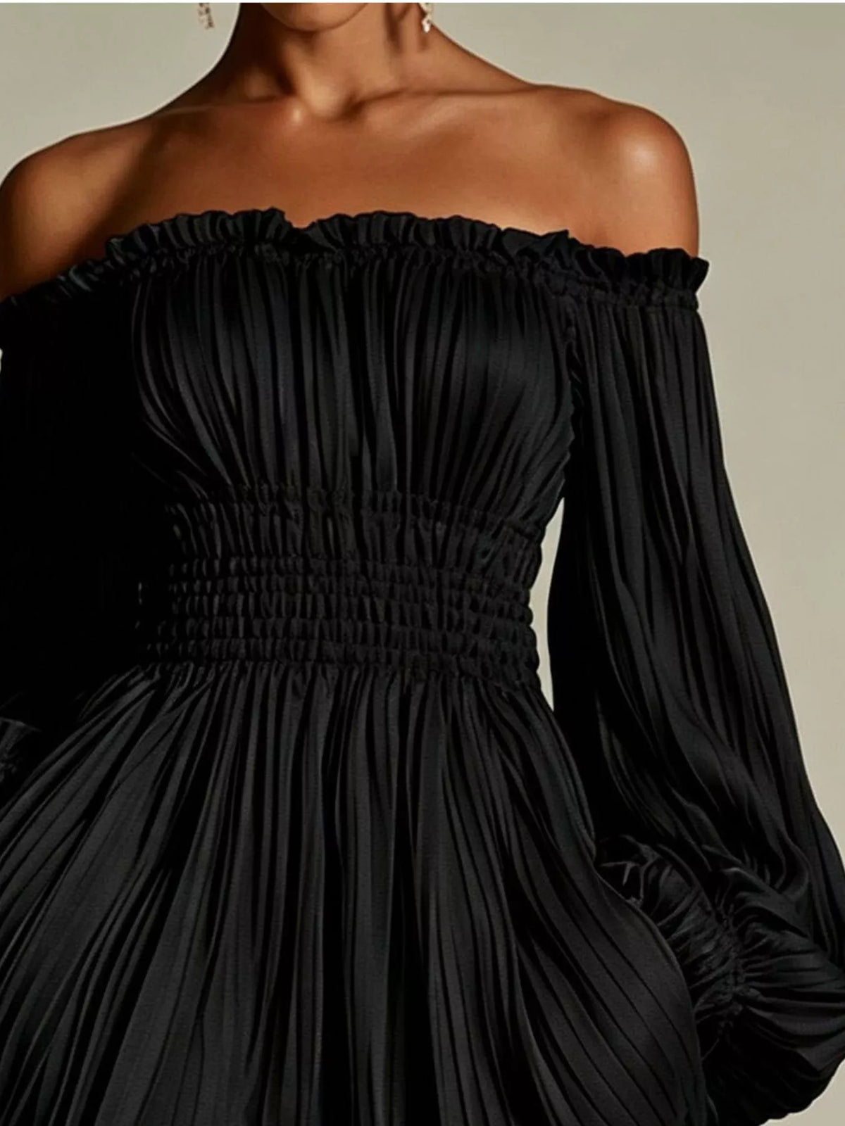 Veckad offshoulder miniklänning med fickor – bild 8