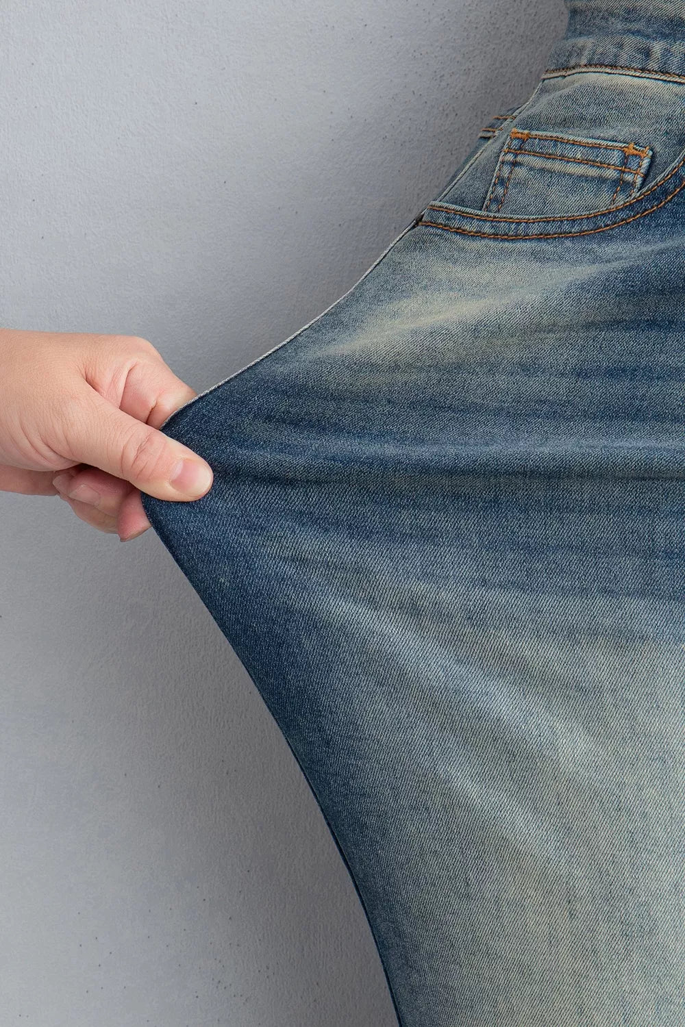 Utsvängda jeans med fickor – bild 10