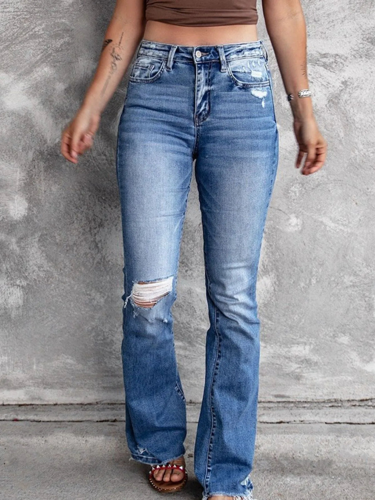 Utsvängda jeans med knappstängning och slitna detaljer – bild 2