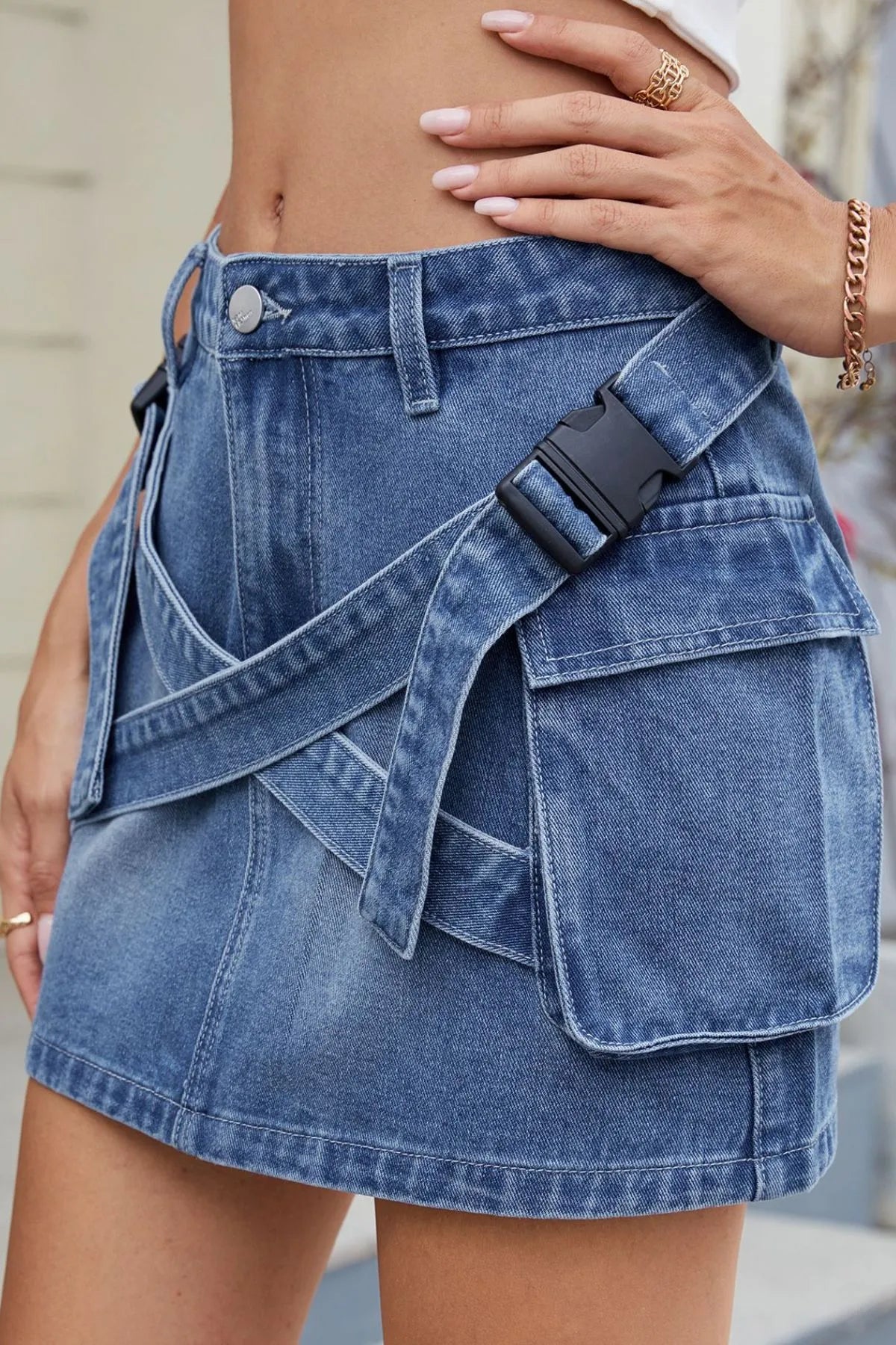 Minikjol i denim med korsad detalj – bild 4