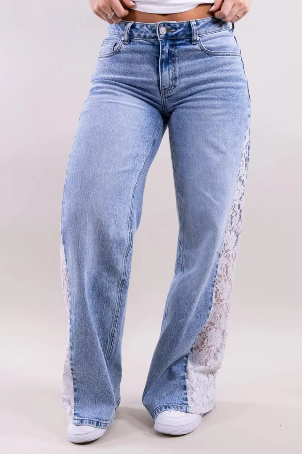 Vida jeans med knappstängning och panelsömmar – bild 4