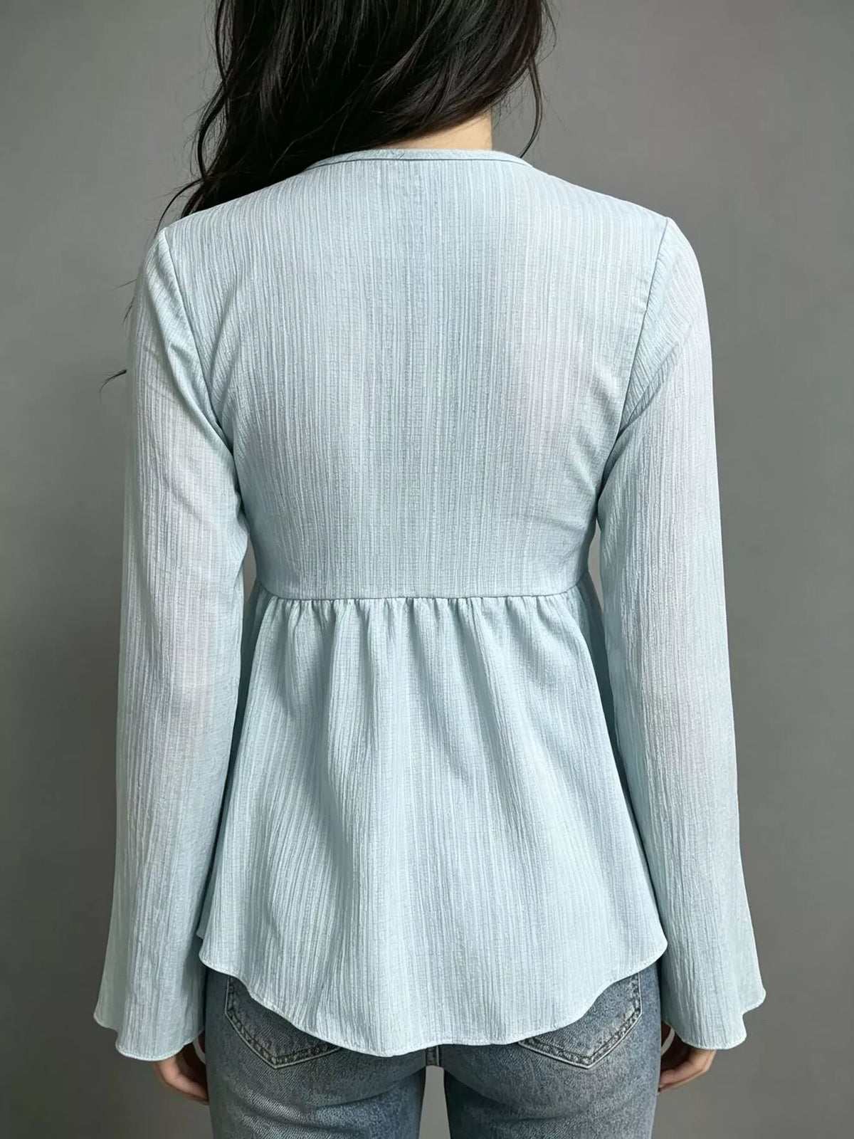 Blus med utsvängd ärm och babydoll-modell – bild 6
