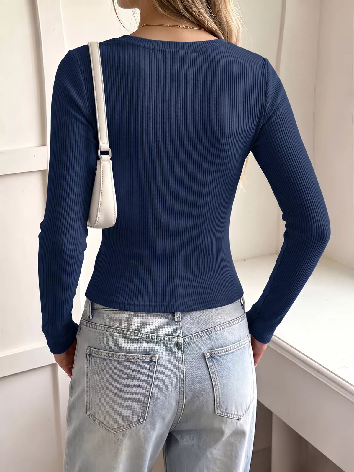 Ribbad långärmad t-shirt med dekorativa knappar – bild 5