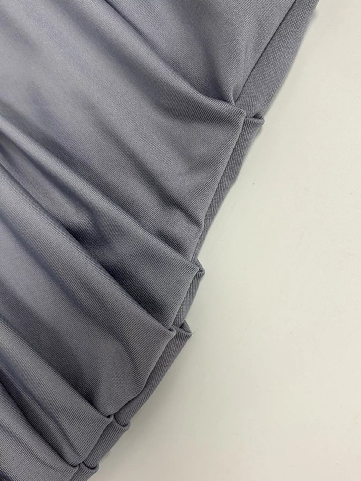 Figurnära rynkad miniklänning med hög halsringning i polyester – bild 7