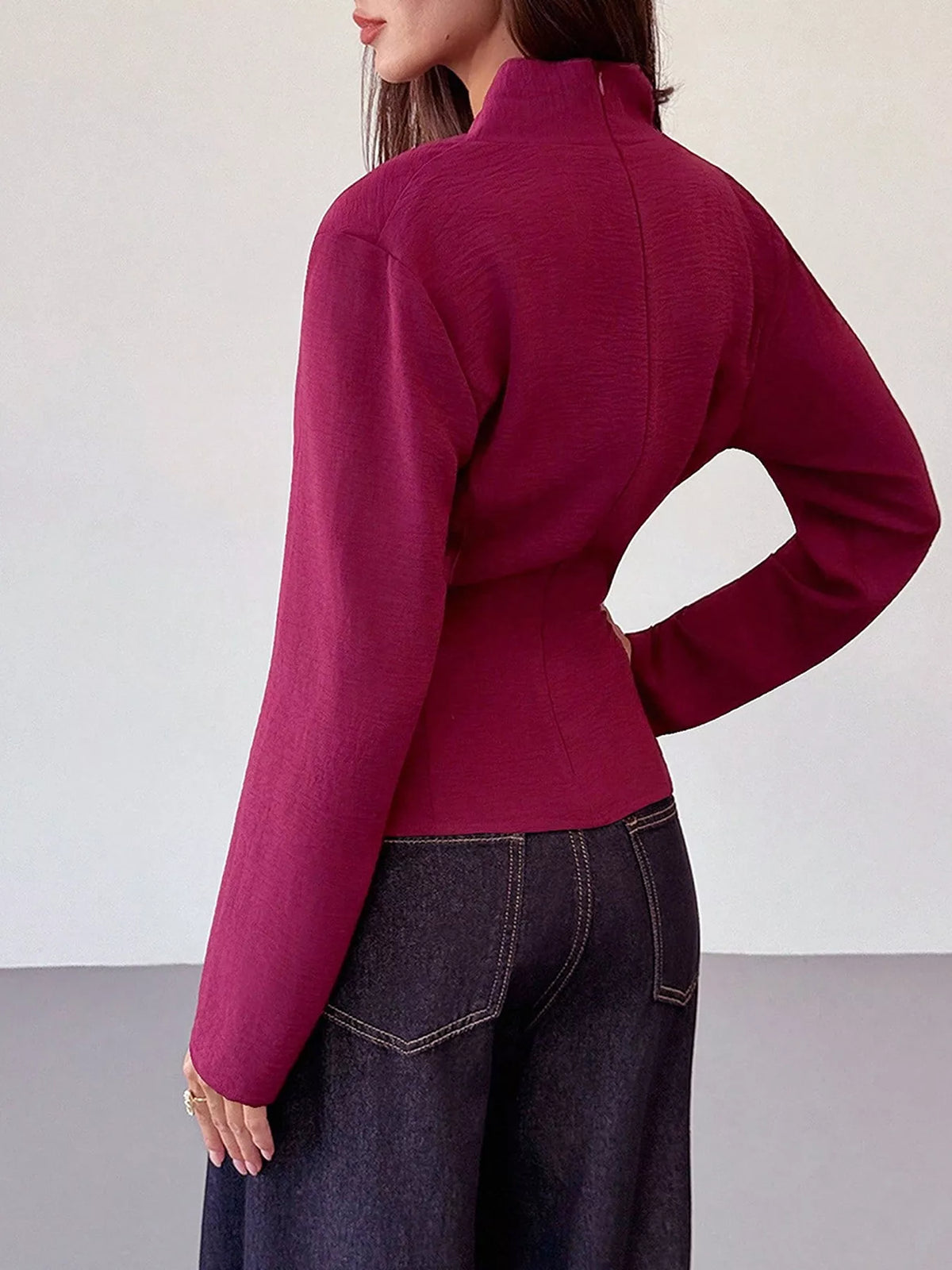 Rynkad blus med omlott – bild 6