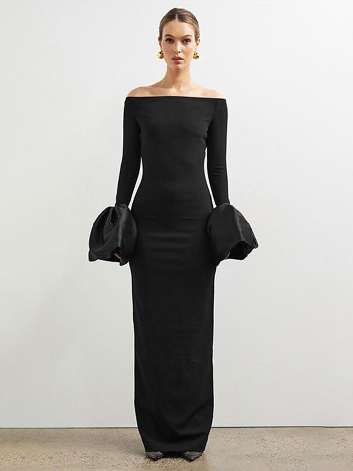 Offshoulder maxiklänning med slits och volang – bild 11