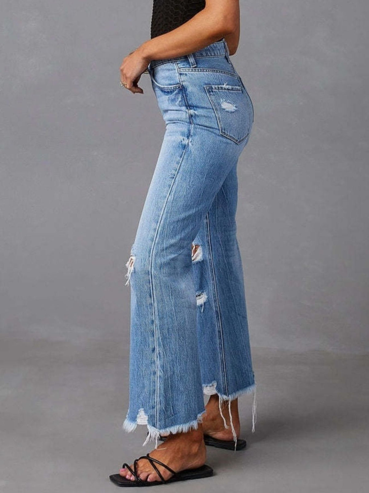 Utsvängda jeans med rå kant och slitna detaljer – bild 4
