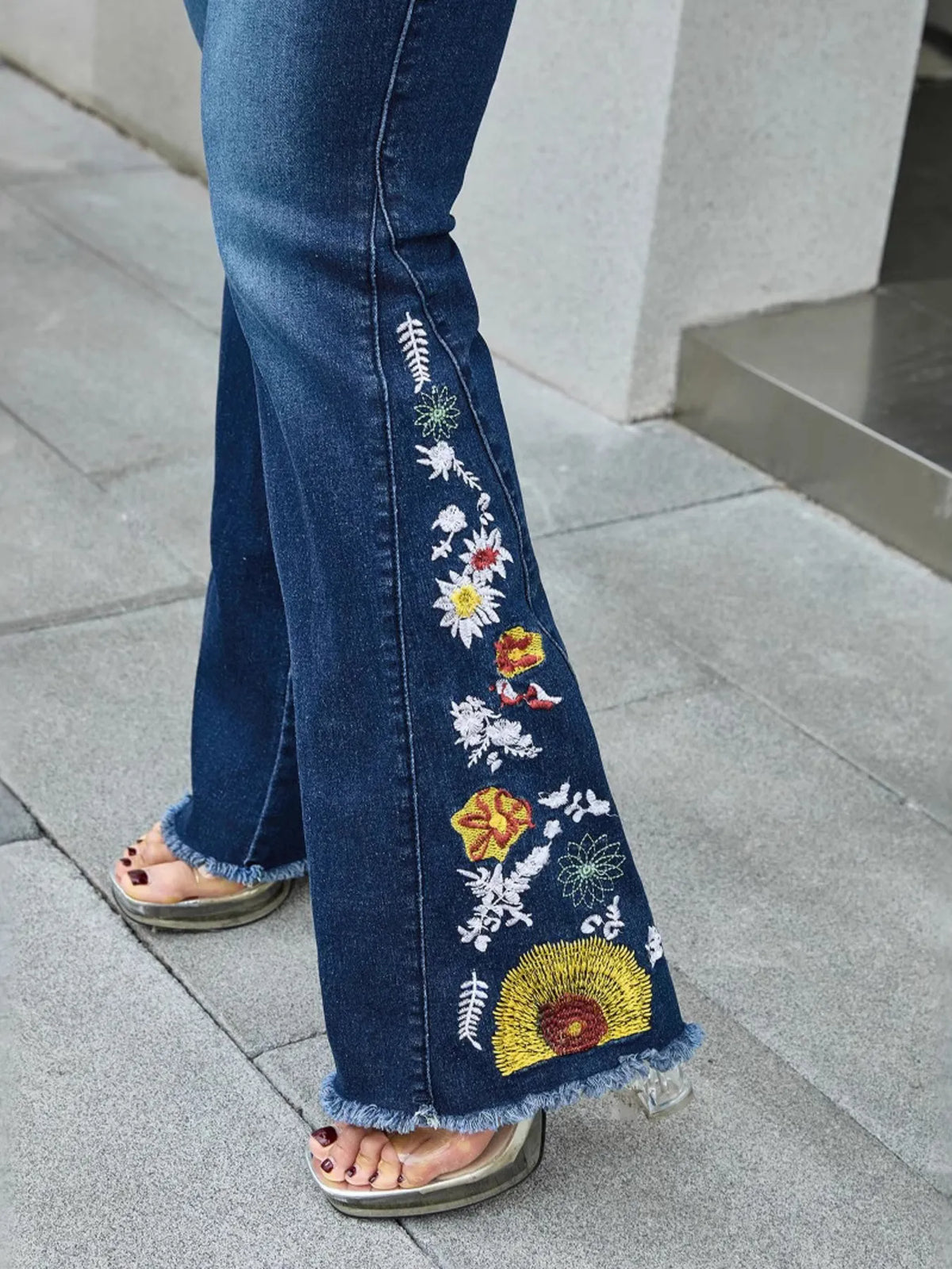 Broderade jeans med hög midja – bild 5