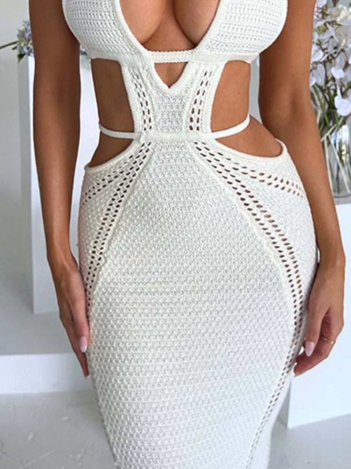 Maxiklänning med halterneck, öppen rygg och cut out-detalj – bild 9