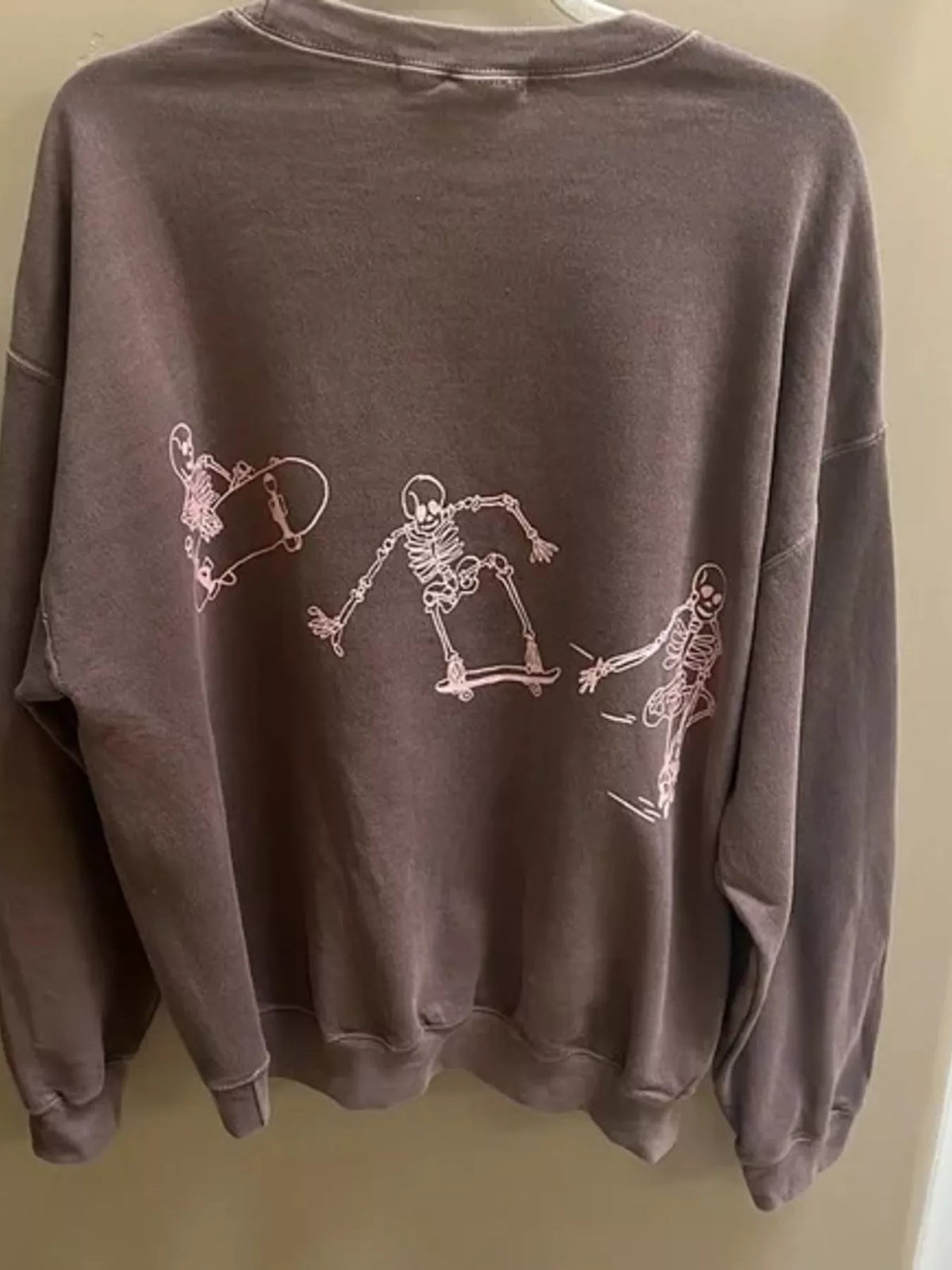 Sweatshirt med dödskallemotiv och rund halsringning – bild 9