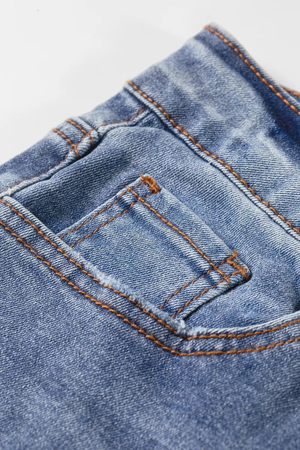 Broderade utsvängda jeans – bild 10