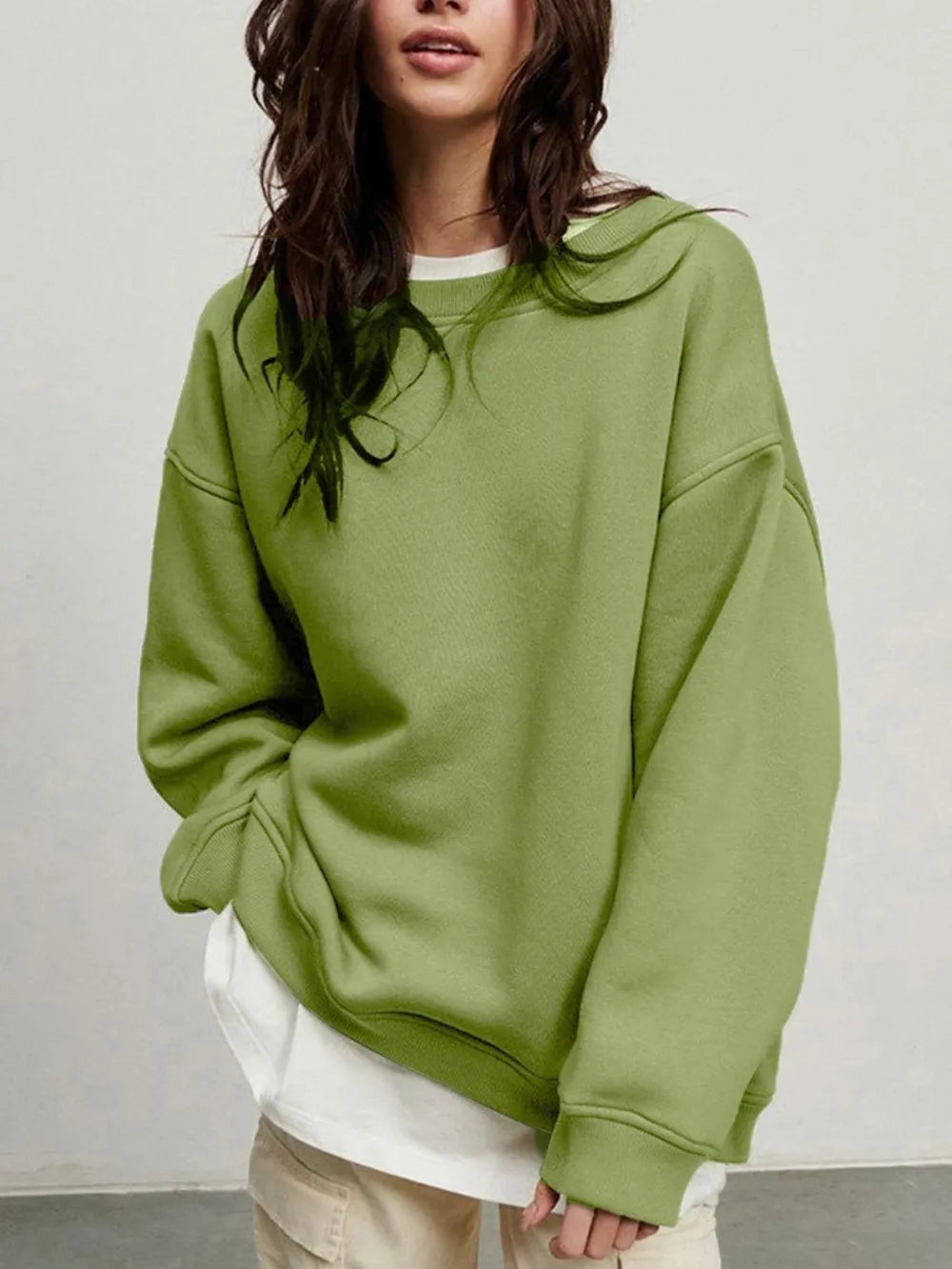 Sweatshirt med rund halsringning och sänkt axel – bild 19