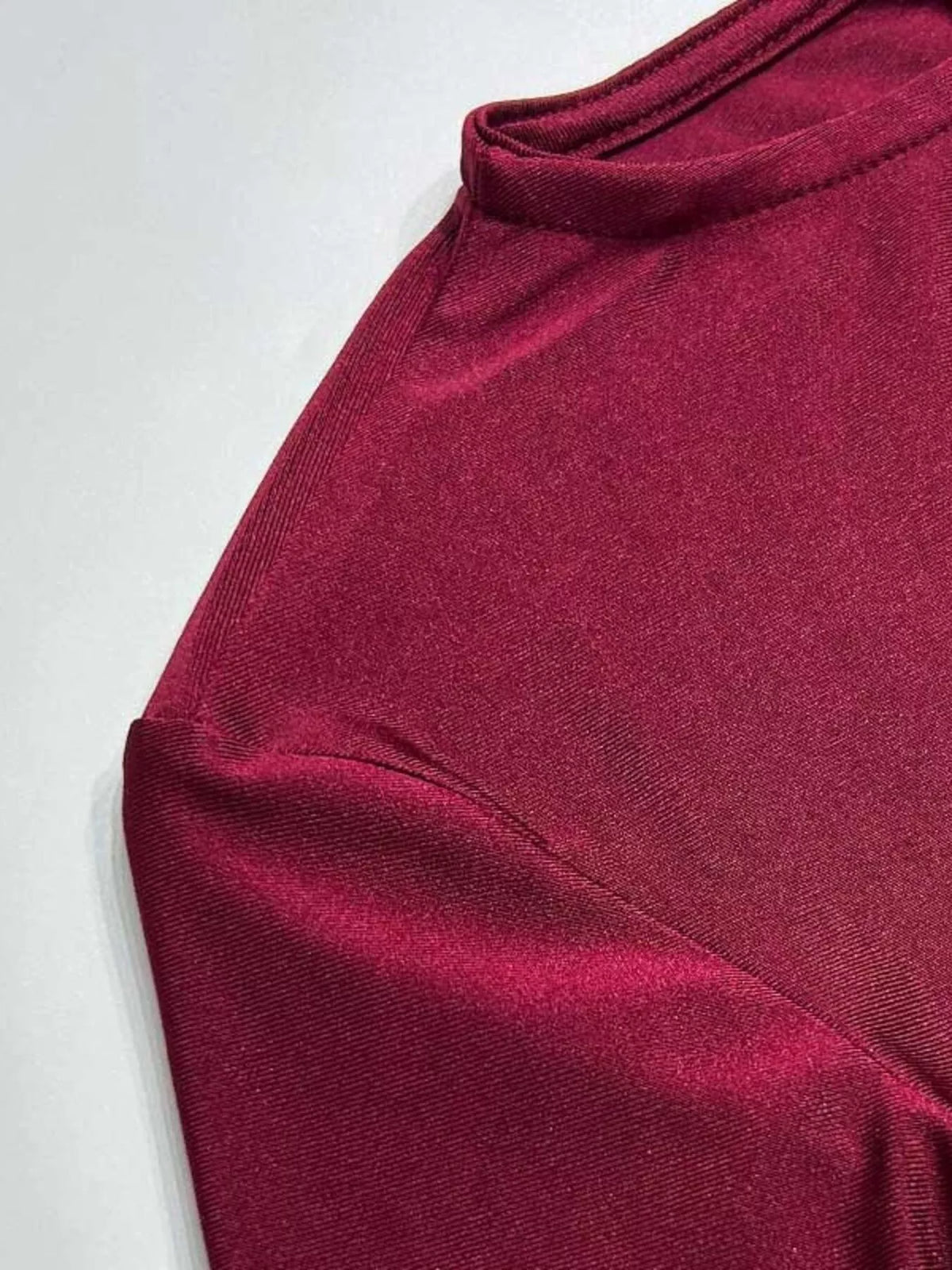 Figurnära rynkad långärmad maxiklänning i polyester – bild 4